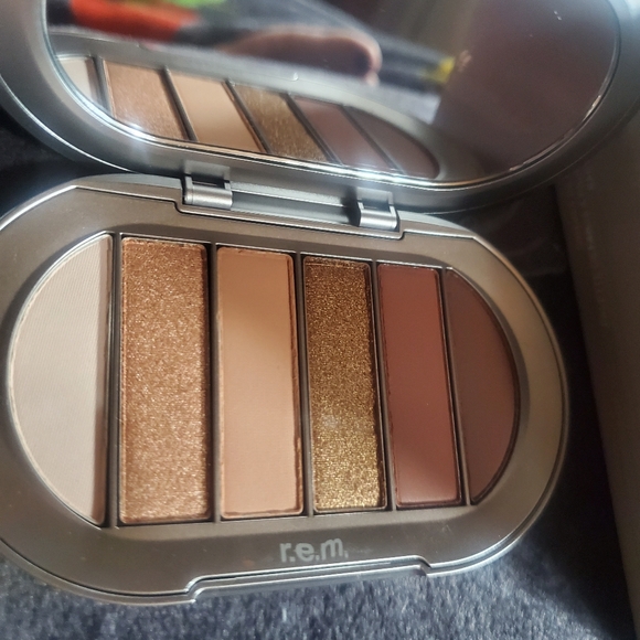r.e.m BEAUTY midnight shadows eyeshadow palette: BABYDOLL. BNIB - Picture 7 of 11